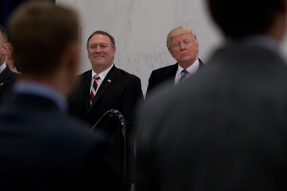 El presidente de EE.UU., Donald Trump, acompañado por el entonces representante designado por la CIA, el representante Michael Pompeo, el sábado 21 de enero de 2017. (AP Photo / Andrew Harnik)