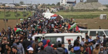 Dos palestinos de Gaza muertos y decenas de heridos mientras miles se aproximan a la frontera con Israel