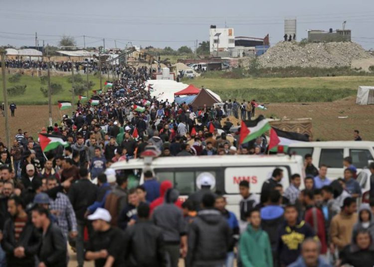 Dos palestinos de Gaza muertos y decenas de heridos mientras miles se aproximan a la frontera con Israel