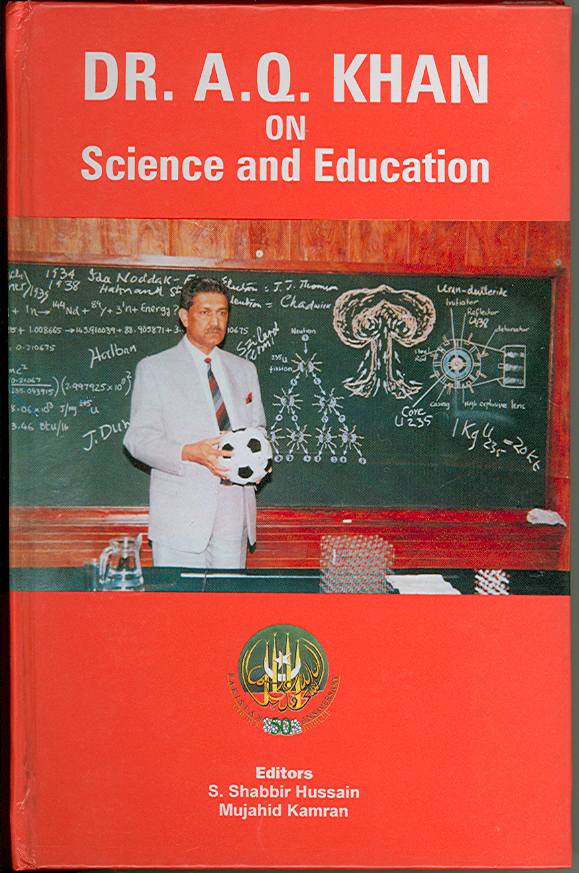 El libro "Dr. AQ Khan en Ciencia y Educación" muestra a Khan de pie frente a una pizarra verde con su diseño para un gatillo de bomba nuclear multipunto con un iniciador de neutrones distintivamente etiquetado en el medio de la cabeza nuclear. (crédito de la foto: Cortesía)