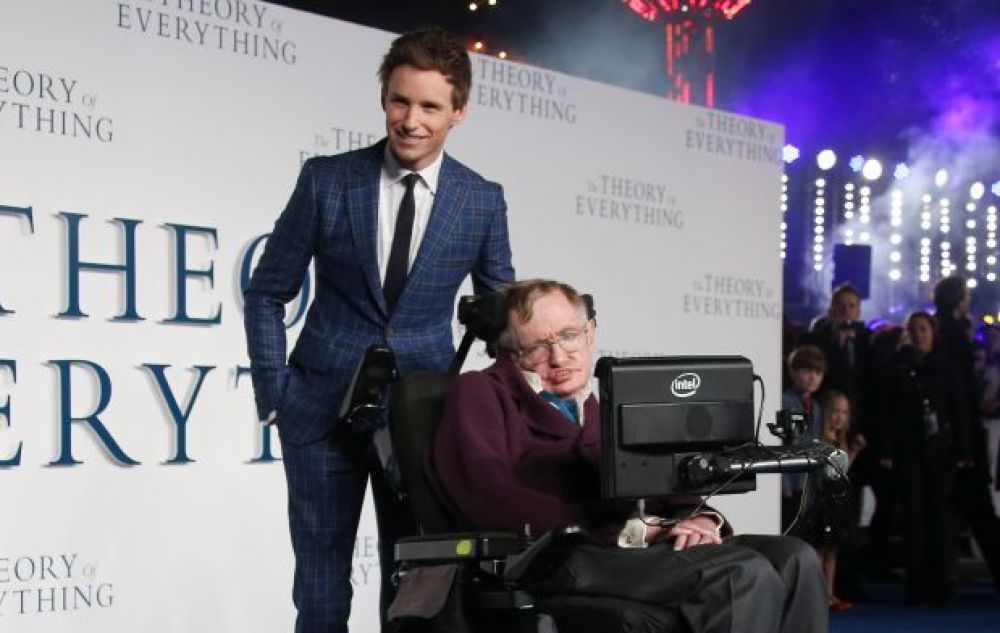 El físico británico Stephen Hawking al lado de Eddie Redmayne, quien lo interpretó en "La teoría del todo". (Foto: Agencias)