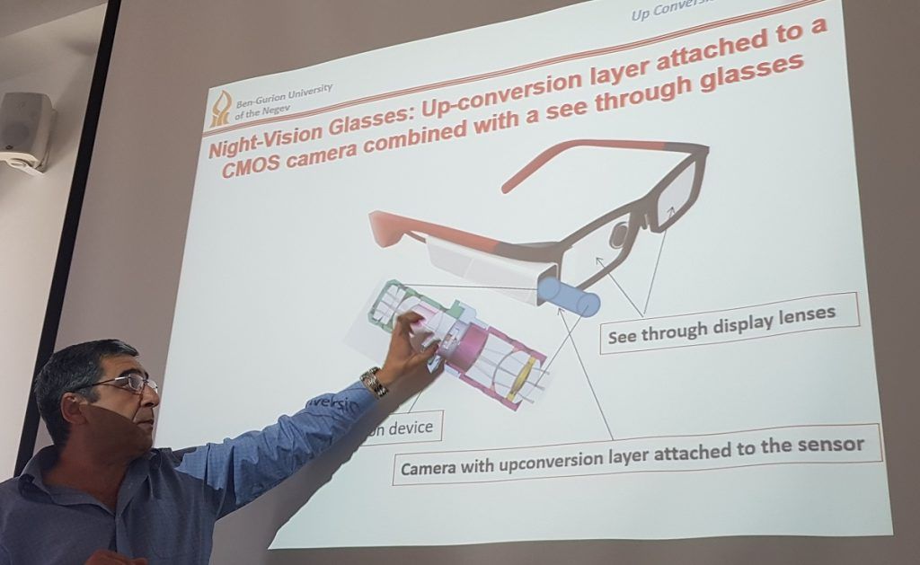 El investigador de la Universidad Ben-Gurion, el Prof. Gabby Sarusi, explica la tecnología de sensores infrarrojos que desarrolló. Marzo de 2018. Foto de NoCamels
