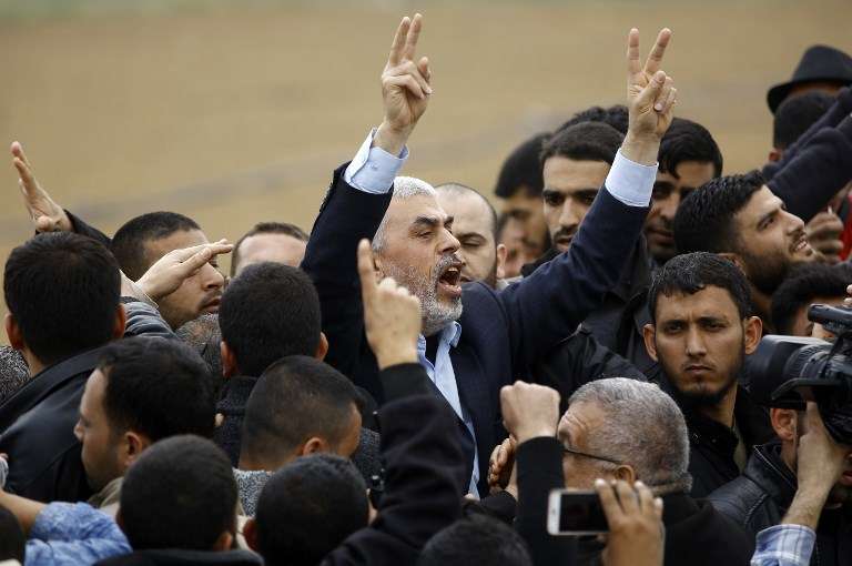 El líder de Hamas Yahya Sinwar (C) grita mientras participa en una oleada de violencia islámica cerca de la frontera con Gaza el 30 de marzo de 2018 para conmemorar el Día de la Tierra. (AFP / Mohammed Abed)