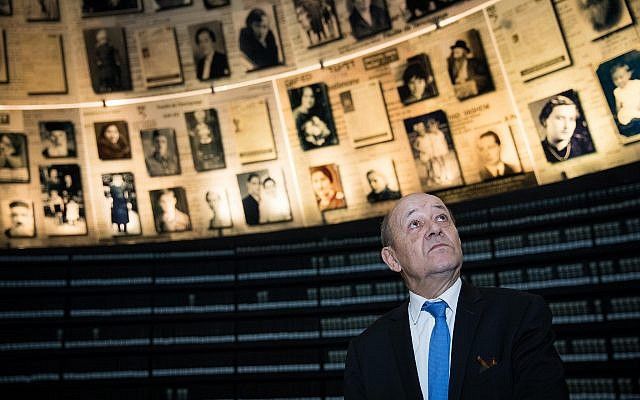El ministro francés de Asuntos Exteriores, Jean-Yves Le Drian, visita el Salón de los Nombres en el Memorial del Holocausto Yad Vashem en Jerusalén, durante su visita de Estado oficial en Israel. 26 de marzo de 2018. (Yonatan Sindel / Flash 90)