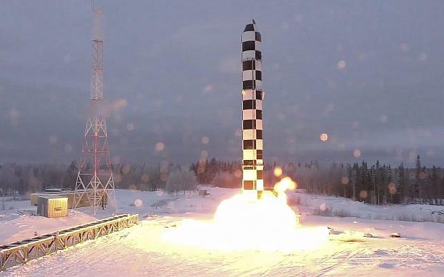 El nuevo misil balístico intercontinental Sarmat de Rusia se dispara durante un lanzamiento de prueba desde una ubicación no divulgada en Rusia, el 1 de marzo de 2018. (Televisión Rusa RU-RTR vía AP)