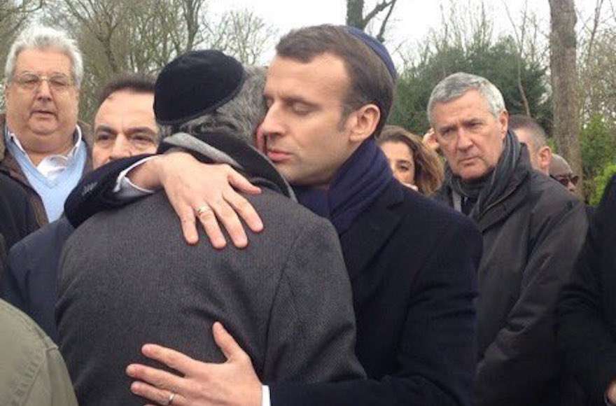 El presidente francés Emmanuel Macron en el funeral de la sobreviviente del Holocausto asesinada Mireille Knoll, 28 de marzo de 2018. (Abraham Ben Isaac / Twitter, vía JTA)