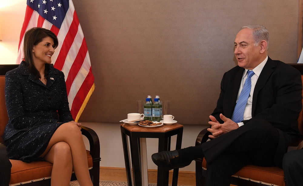 El primer ministro Benjamin Netanyahu se reúne con la embajadora de los Estados Unidos en la ONU, Nicky Haley, en Nueva York, EE.UU., el 8 de marzo de 2018. (Haim Zach / GPO)