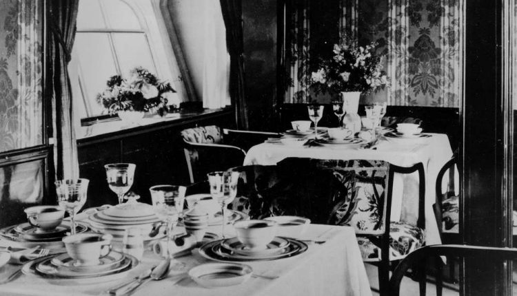 El salón se transforma en un comedor a bordo de la aeronave alemana Graf Zeppelin alrededor de 1928. La ubicación no se conoce. (Foto AP)