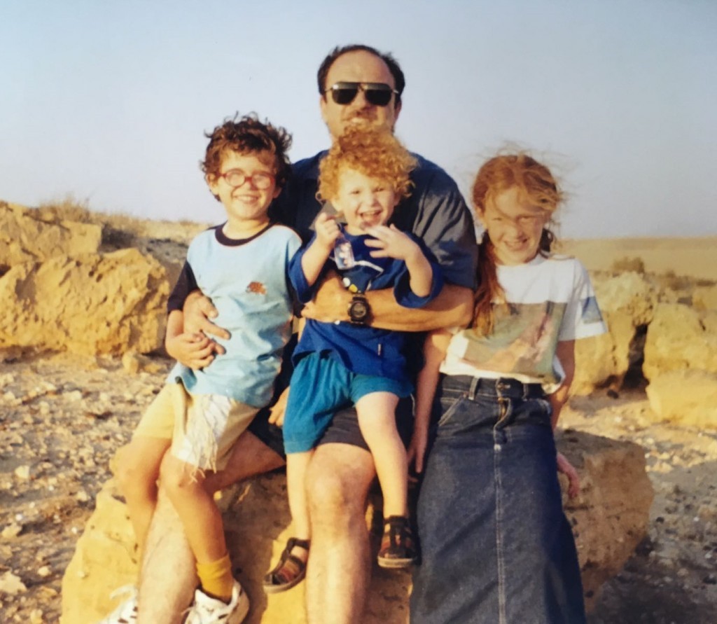 En 1998 llevé a mi familia para mostrarles el sitio del rescate. Aquí, mis hijos y yo estamos sentados en "mi" roca. Desde que se tomó esta foto, un esquema de ampliación de la carretera ha destruido la topografía original y muchas de las características ya no existen. (Foto: Mark Granat)