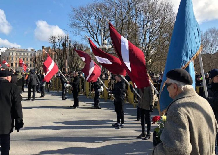 En Letonia, cientos de personas marchan en honor de los veteranos de las SS