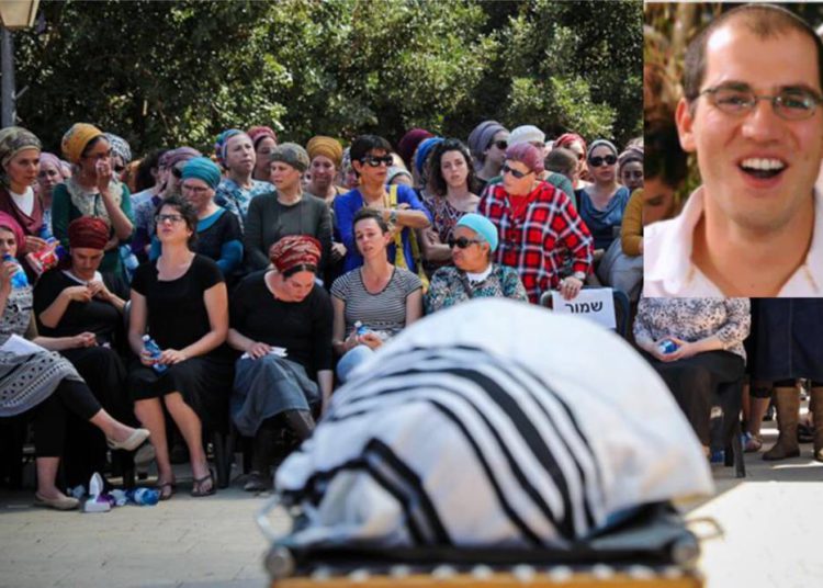 Familiares y amigos asisten al funeral de Adiel Kolman, de 32 años y padre de cuatro hijos en el poblado judío de Kochav Hashahar el 19 de marzo de 2018 (Hadas Parush / Flash 90)