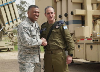 Comandante de defensa aérea israelí General Tzvika Haimovitch, a la derecha, le da la mano al teniente general Richard Clark, jefe de la delegación de los EE.UU. para el ejercicio de defensa aérea Juniper Cobra 2018 en marzo de 2018. (Fuerzas de Defensa de Israel)