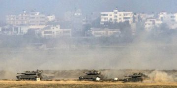 Israel bombardea puestos de Hamas tras incendio en la valla por "manifestantes" palestinos