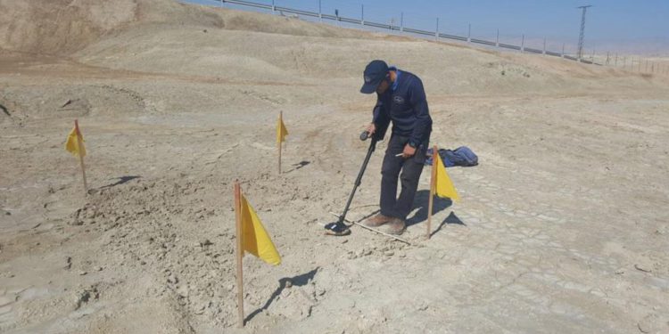 Israel comienza a limpiar miles de minas terrestres del sitio de bautismo del Río Jordán