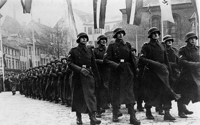 La legión de voluntarios SS de Letonia en desfile en 1943 (Bundesarchiv, Bild 183-J16133 / CC-BY-SA 3.0)