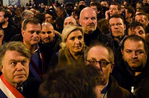 La presidenta del partido de extrema derecha francés Front National (FN) Marine Le Pen (C) camina con otros en París el 28 de marzo de 2018, durante una marcha silenciosa en memoria de Mireille Knoll, la mujer judía de 85 años asesinada en su hogar por un musulmán y su cómplice. (AFP PHOTO / ALAIN JOCARD)
