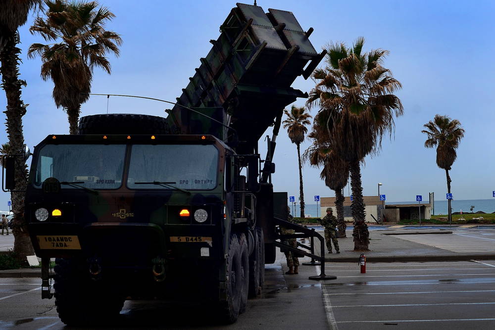 Las tropas estadounidenses e israelíes despliegan una batería de defensa de misiles Patriot durante el ejercicio de defensa aérea Juniper Cobra 2018 en marzo de 2018. (Ejército de EE.UU.)