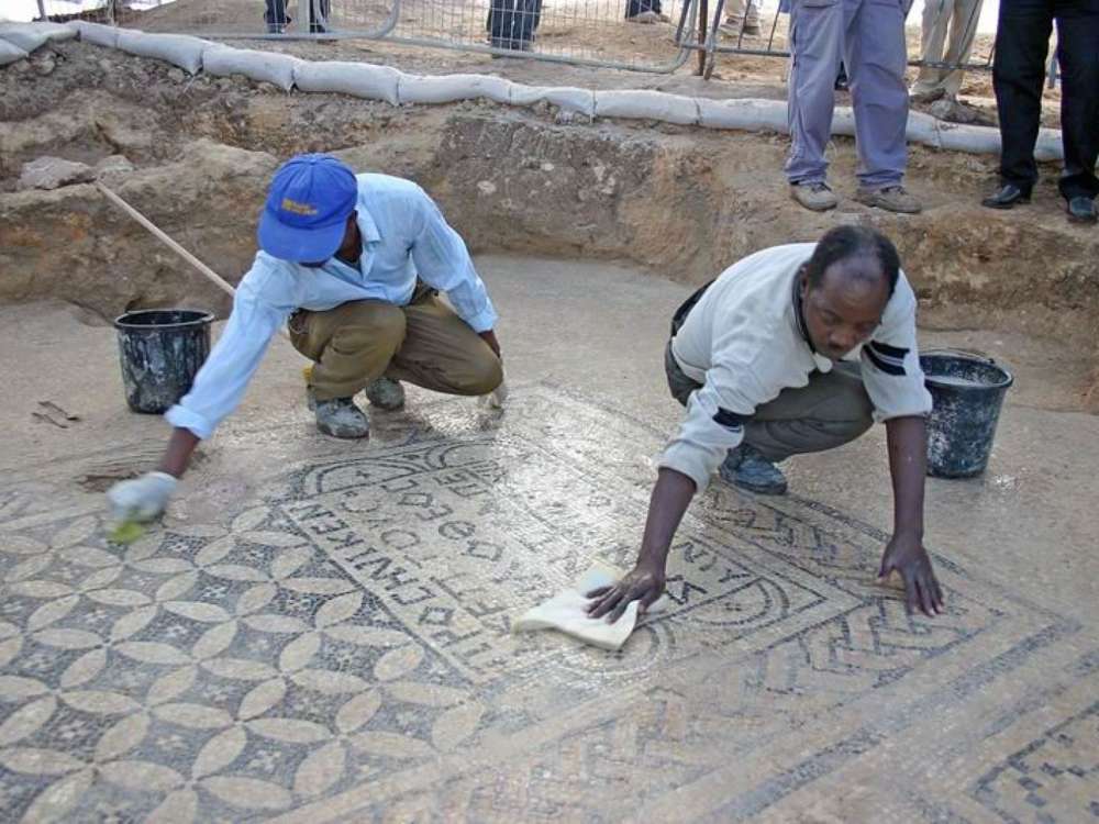Limpieza y preservación del mosaico 'Jesús' (Foto: Dr. Yotam Tepper)