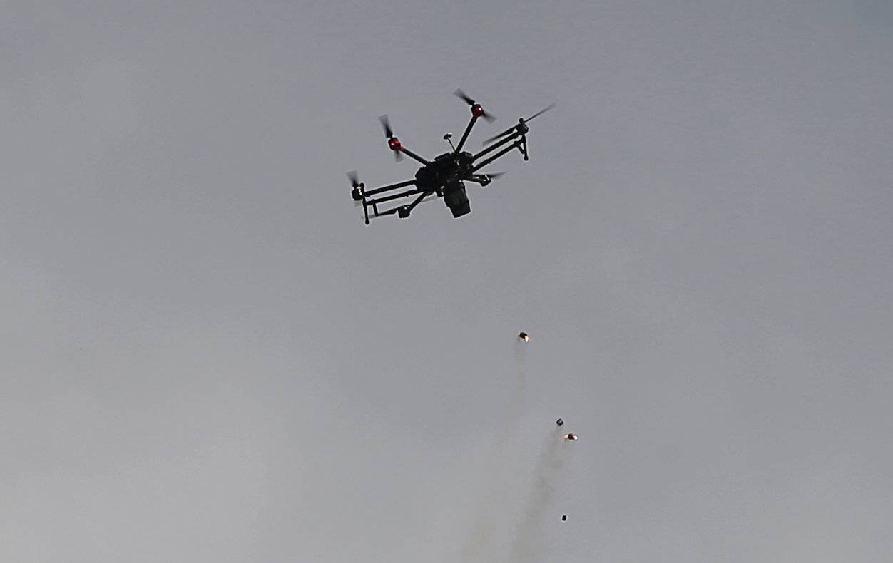 Dron israelí dispersa disturbios con gas lacrimógeno. (Reuters)