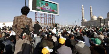 Los rebeldes chiítis Houthis y sus seguidores ven en pantalla grande un discurso en vivo del líder Abdul-Malik al-Houthi, mientras asisten a una manifestación frente a la mezquita de al-Saleh en la capital Sanaa con motivo del cumpleaños del profeta Mahoma el 30 de noviembre de 2017. (AFP PHOTO / MOHAMMED HUWAIS)