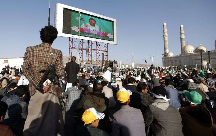 Los rebeldes chiítis Houthis y sus seguidores ven en pantalla grande un discurso en vivo del líder Abdul-Malik al-Houthi, mientras asisten a una manifestación frente a la mezquita de al-Saleh en la capital Sanaa con motivo del cumpleaños del profeta Mahoma el 30 de noviembre de 2017. (AFP PHOTO / MOHAMMED HUWAIS)
