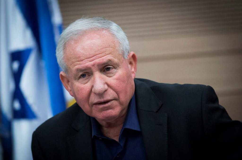 MK Avi Dichter del Likud, habla en una reunión del Comité de Asuntos Exteriores y Defensa de la Knesset en la Knesset, el 22 de febrero de 2017. (Yonatan Sindel / Flash 90)