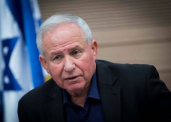 MK Avi Dichter del Likud, habla en una reunión del Comité de Asuntos Exteriores y Defensa de la Knesset en la Knesset, el 22 de febrero de 2017. (Yonatan Sindel / Flash 90)