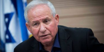 MK Avi Dichter del Likud, habla en una reunión del Comité de Asuntos Exteriores y Defensa de la Knesset en la Knesset, el 22 de febrero de 2017. (Yonatan Sindel / Flash 90)