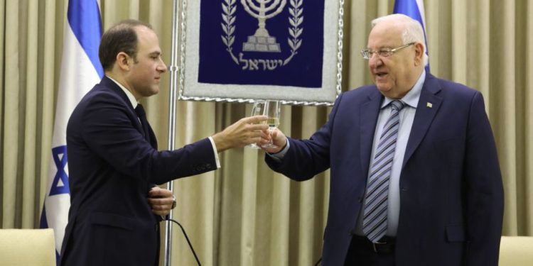 El embajador argentino Mariano Caucino presentó sus credenciales ante el presidente de Israel