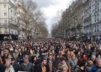 Miles de personas marchan en París en memoria de Mireille Knoll