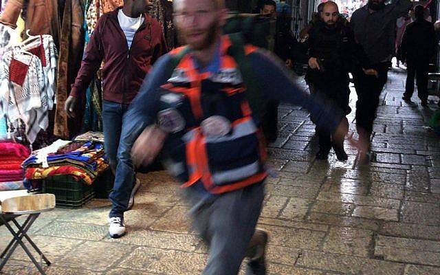 Un Médico se apresura para socorrer a una víctima israelí de un ataque de apuñalamiento en la Ciudad Vieja de Jerusalén el 18 de marzo de 2018. (Ir Amim)