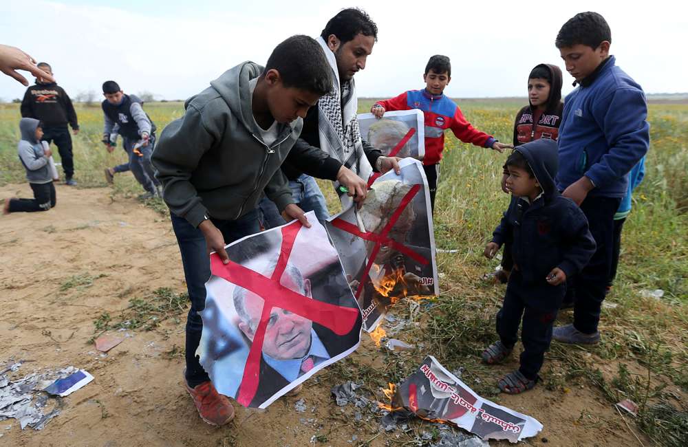 Niños árabes queman fotos de Netanyahu y de Donald Trump (Reuters)