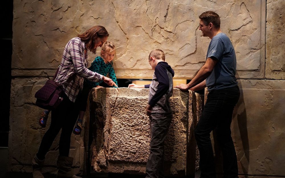 Parte de la Exposición de Rollos del Mar Muerto en el Museo de Naturaleza y Ciencia de Denver. (Yoli Shwartz, Autoridad de Antigüedades de Israel)