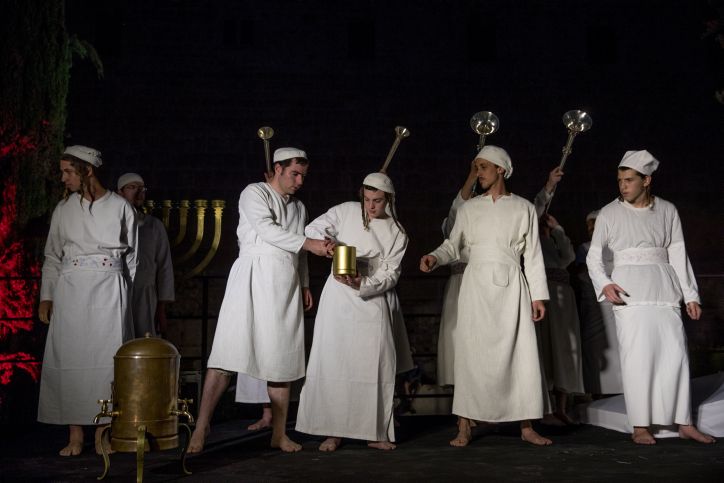 Los sacerdotes judíos se preparan para una ceremonia de "práctica" del sacrificio de la Pascua en el Centro Davidson en la Ciudad Vieja de Jerusalén, el 26 de marzo de 2018. (Yonatan Sindel / Flash 90)