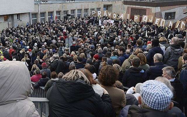 Cientos de polacos se reunieron para expresar su solidaridad con los judíos que perecieron en el Holocausto, fueron expulsados ​​de Polonia hace 50 años o sintieron los efectos del antisemitismo en la actualidad, en Varsovia, Polonia, el 11 de marzo de 2018. (AP Photo / Czarek Sokolowski)