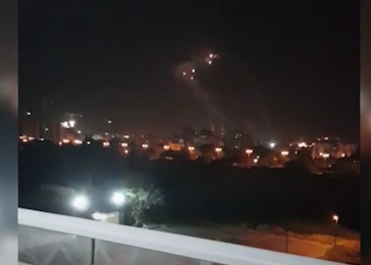 Se activa la Cúpula de Hierro ante decenas de cohetes disparados por Hamas
