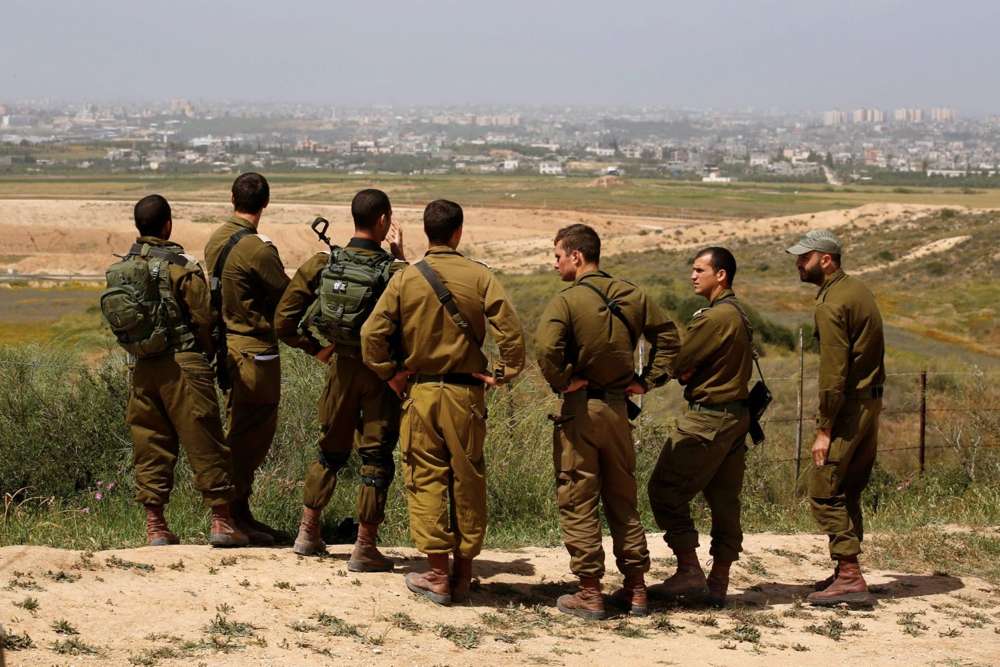 Soldados israelíes escuchan una sesión de información en el lado israelí de la frontera con el norte de la Franja de Gaza, Israel, 29 de marzo de 2018 \ AMIR COHEN / REUTERS