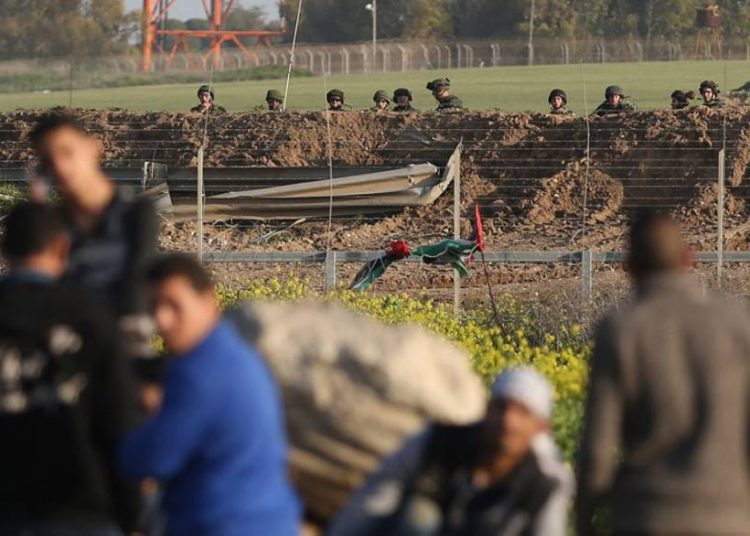 Soldados desactivan explosivos colocados en la valla de Gaza por terroristas árabes