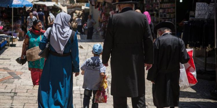 Un experto confirma que judíos y árabes se están acercando a la paridad de la población