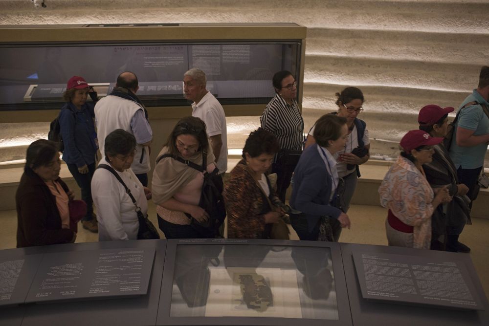 Un frágil fragmento de un enigmático Rollo del Mar Muerto está en exhibición pública en el Museo de Israel por primera vez desde su descubrimiento hace 70 años, en Jerusalén, el 20 de marzo de 2018. (AP / Oded Balilty)