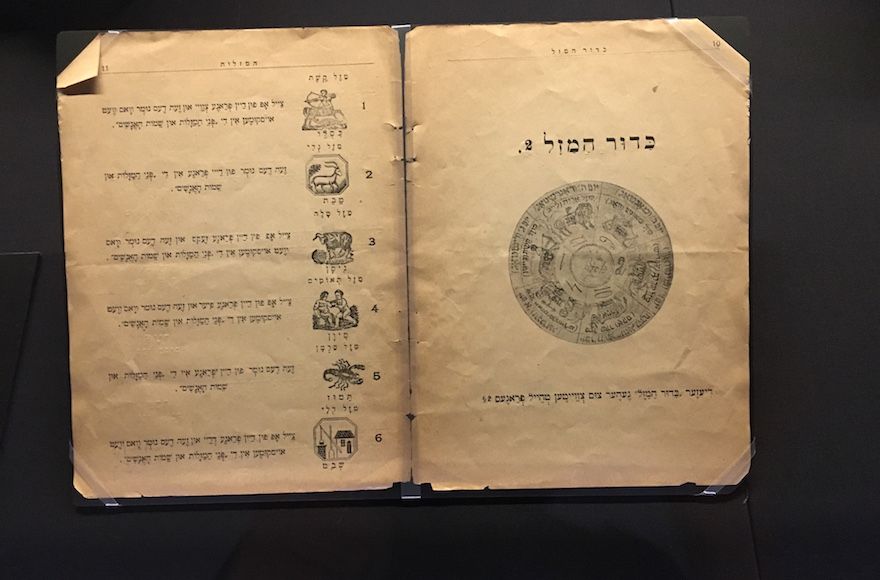 Un libro de 1907 que aparece en la exhibición de YIVO "Judíos en el espacio" contiene horóscopos en yiddish. (Josefin Dolsten / JTA)