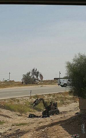 Un robot de desactivación de bombas maneja granadas encontradas en posesión de tres árabes palestinos que cruzaron a Israel desde la Franja de Gaza y fueron capturados fuera de la base del ejército de Tzeelim en el sur de Israel el 27 de marzo de 2018. (Policía de Israel)