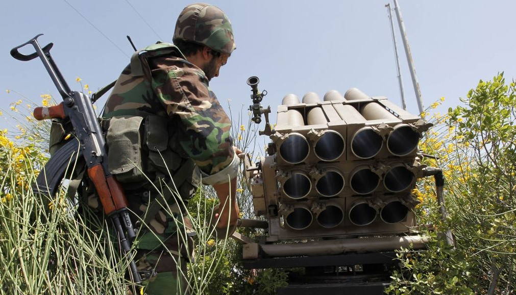Un terrorista de Hezbolá se encuentra detrás de un lanzacohetes vacío, 22 de mayo de 2010. (AP / Hussein Malla)