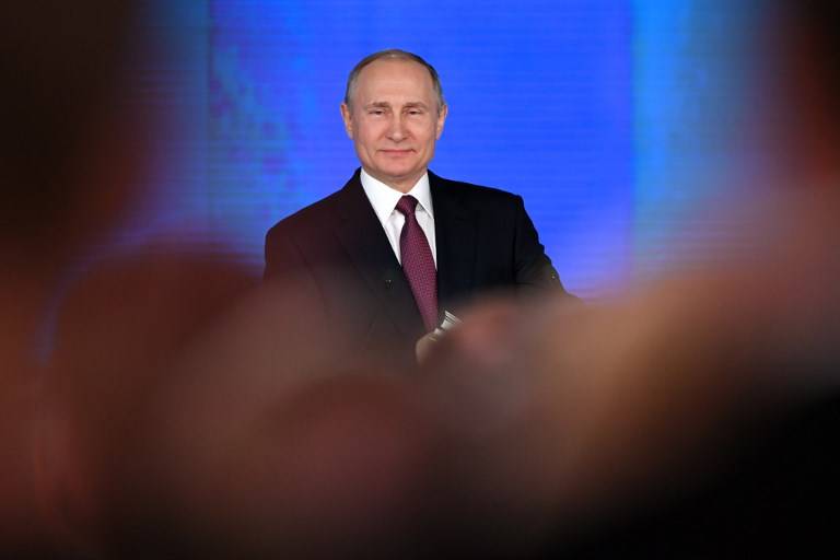 El presidente ruso, Vladimir Putin, se dirige a la Asamblea Federal en el centro de exposiciones Manezh de Moscú el 1 de marzo de 2018. (AFP PHOTO / Yuri KADOBNOV)