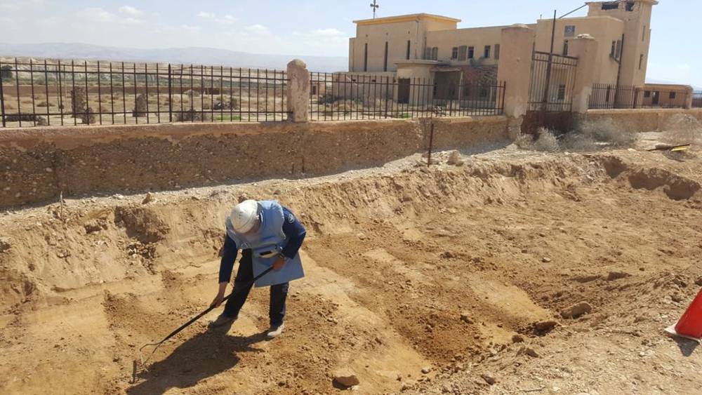 Un zapador trabaja para despejar minas del área alrededor del sitio del bautismo de Qasr al-Yahud en el río Jordán, marzo de 2018. (Ministerio de Defensa de Israel)