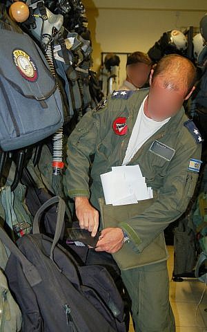 Un aviador del 253er Escuadrón de la Fuerza Aérea Israelí se prepara para una operación para bombardear un reactor nuclear sirio en Deir Ezzor el 5 de septiembre de 2007. (Fuerzas de Defensa de Israel)