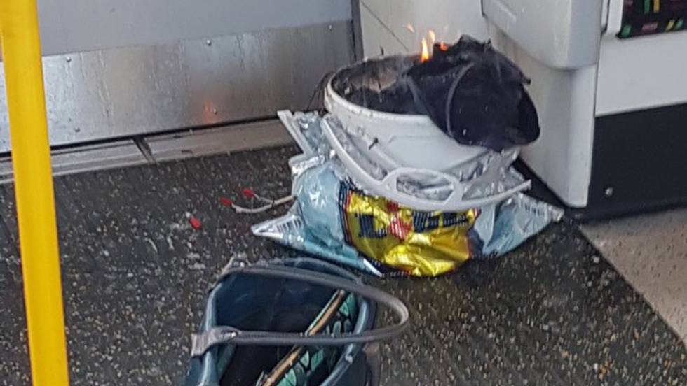 Una foto de archivo del 15 de septiembre de 2017 muestra objetos quemados en el tren subterráneo en la escena de un ataque con bomba en la estación Parsons Green en Londres. (Sylvain Pennec a través de AP, archivo)