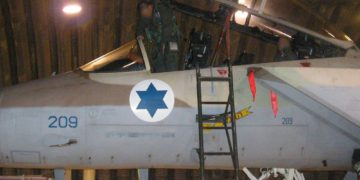 Arriba y foto principal: el piloto de un avión de combate F-15I, del Escuadrón 69 de la Fuerza Aérea Israelí, ingresa a su avión antes de una operación para bombardear un reactor nuclear sirio en Deir Ezzor el 5 de septiembre de 2007. (Fuerzas de Defensa de Israel)