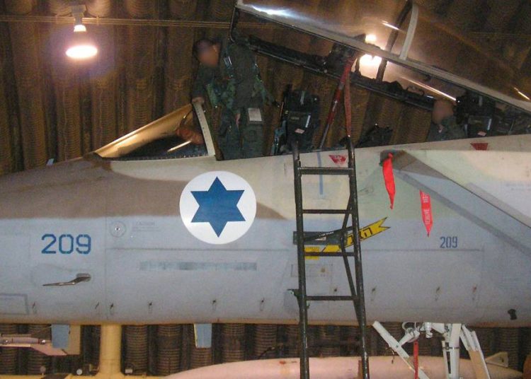 Arriba y foto principal: el piloto de un avión de combate F-15I, del Escuadrón 69 de la Fuerza Aérea Israelí, ingresa a su avión antes de una operación para bombardear un reactor nuclear sirio en Deir Ezzor el 5 de septiembre de 2007. (Fuerzas de Defensa de Israel)