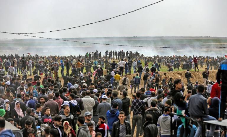 Una foto tomada el 30 de marzo de 2018 muestra a los palestinos tomando parte en una manifestación violenta contra los israelíes cerca de la frontera con Israel al este de la ciudad de Gaza. (AFP / Mahmud Hams)